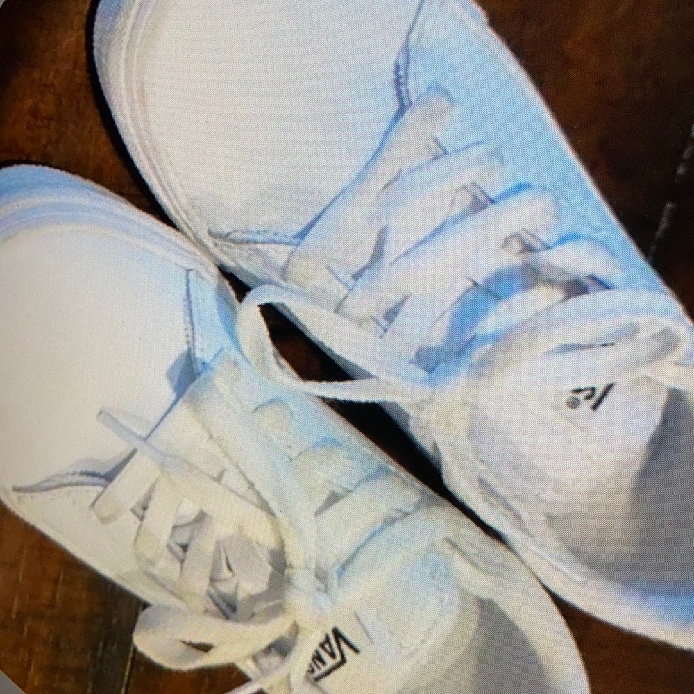 Crisp easy lace up style casual shoes